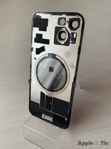 iPhone 15 задняя крышка в сборе с окошками камеры (Pink) розовая
